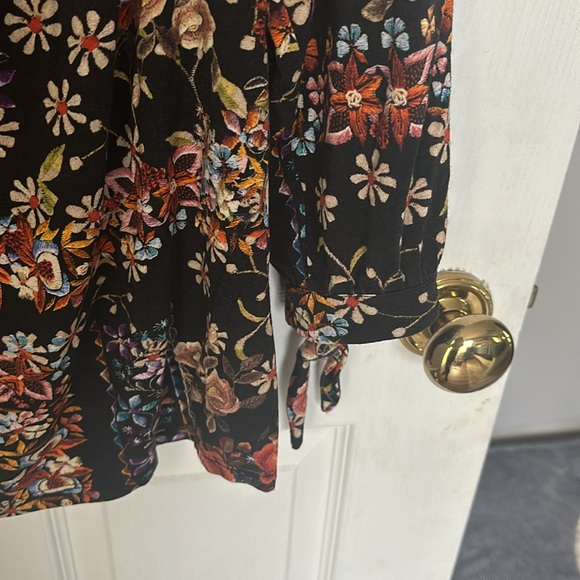 Daniel Rainn size Large colorful flowered blouse. 3/4 sleeves with ties. - Picture 7 of 9